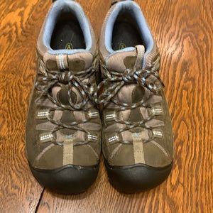 Keens hiking shoes